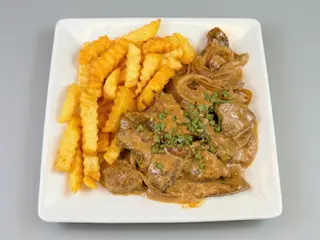 Carne Acebolada com Molho Especial, Batata Frita