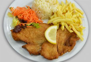 Panados de Frango com Ovo, Arroz e Batata Frita