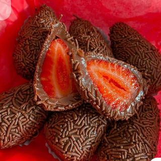 Coxinha de morango e brigadeiro.