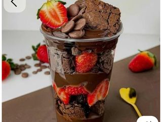 Delicia de chocolate com brownie, morangos.