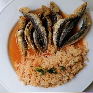 Petinga Frita Com Arroz De Tomate