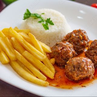 Almôndegas com arroz e batata