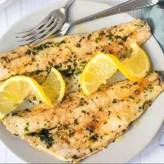 Filetes de dourada com arroz de tomate