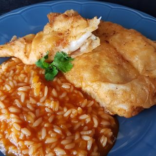 Filetes de peixe dourada com arroz e tomate