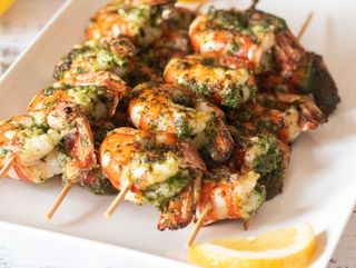 Espetada de camarão com batata e arroz