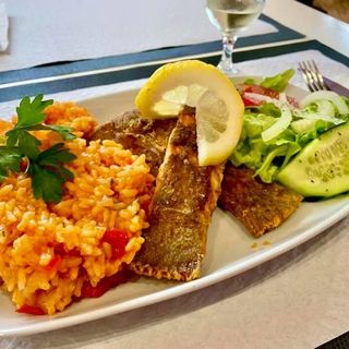 Solha frita com arroz de tomate