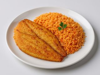 Filetes de peixe dourada com arroz de tomate
