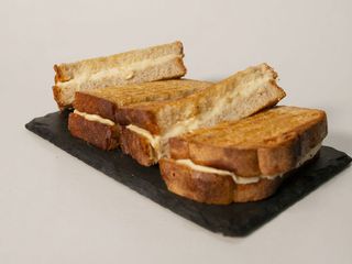 Tosta de Queijo de S. Jorge em Pão Rústico