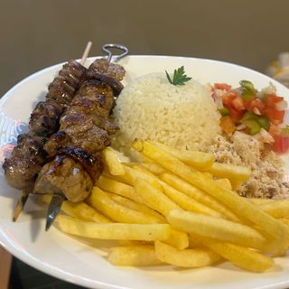 Espetinhos com guarnição 