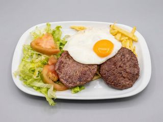 Hambúrguer no Prato Com Batata e Salada e Ovo