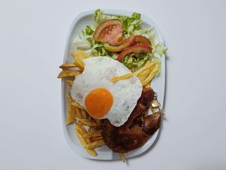 Alheira Ovo Batata e Salada