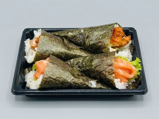 A18. Temaki de salmão e gambas panadas