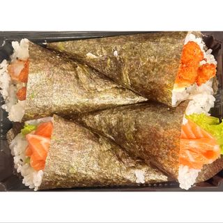 A18. Temaki de salmão e gambas panadas