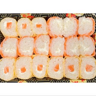 A27. Salmão com queijo creme e maki de ovo e salmão