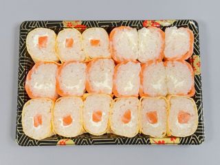 A27. Salmão com queijo creme e maki de ovo e salmão