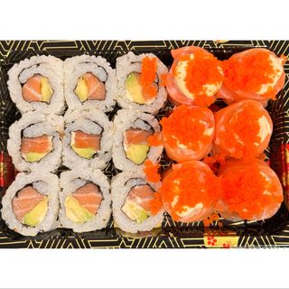 A29. Califórnia e salmão com ovas