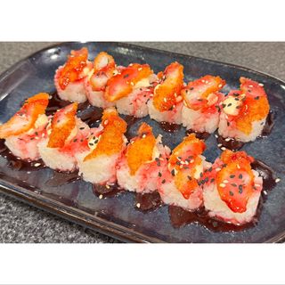 A32. Rolo de ananás com gambas panado e topping de morango