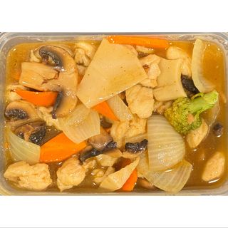 B15. Frango com Molho de Caril