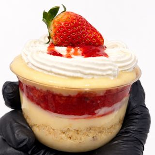 Brigadeiro branco e morango