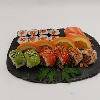 ⁴⁵  Caixa de Sushi Misto 16 Peças