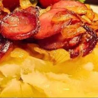 Mandioca cozida com Calabresa Acebolada