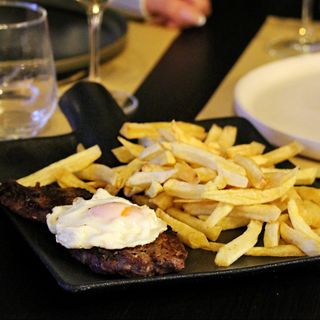 Prego ao Carvão C/ Batata Frita e Salada
