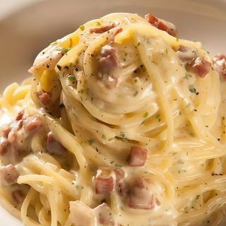 Spaguetti com bacon e queijo