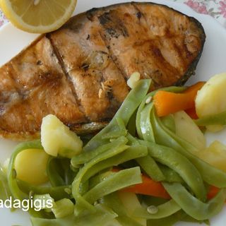 Salmão c/ batata, salada e arroz