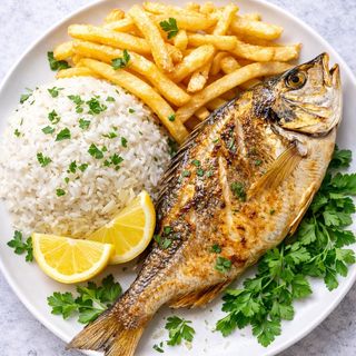 Dourada c/ batata, salada e arroz