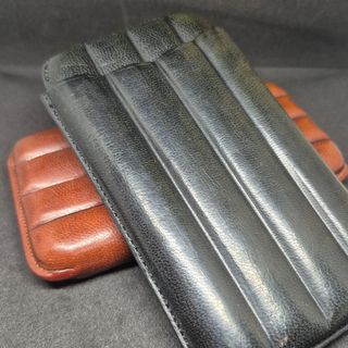 Charuteira c/ 4, em pele preta