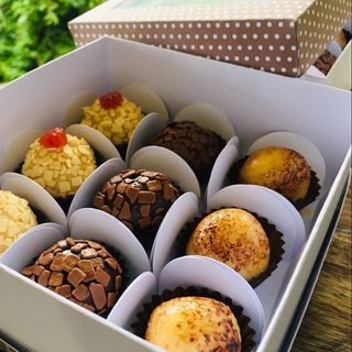 Caixa com 50 brigadeiros 