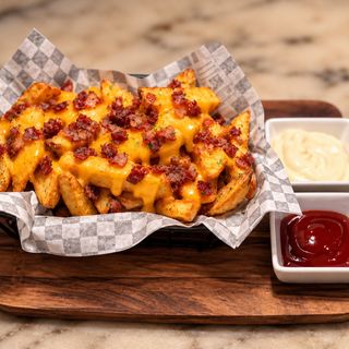 Batatas Fritas com Cheddar e Bacon (Fries with Cheddar and Bacon)