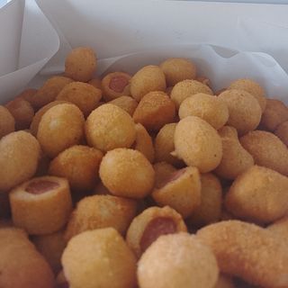 Um cento de salgados sortidos