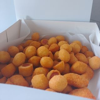 Mini enrolado de salsicha frito