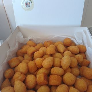 Cento de salgados sortidos