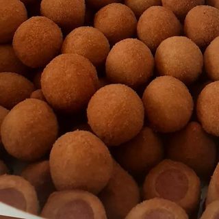 Meio cento de salgados sortidos