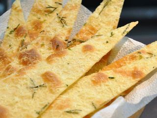 PIZZA - MASSA APERITIVA DE PARMESÃO