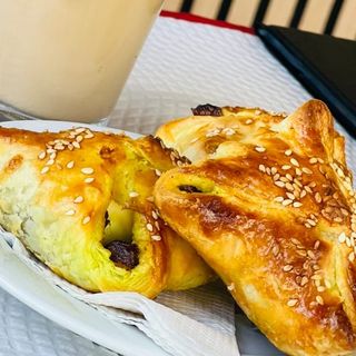 LEMONADE WITH EGG PUFFS