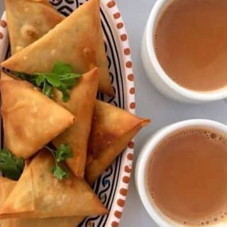 CHAI WITH CHICKEN SAMOSA