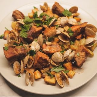 Carne de Porco à Alentejana