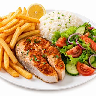 Salmão com batata, salada e arroz