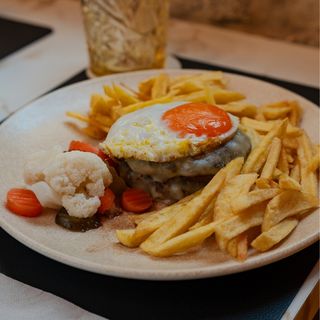 Duplo Hambúrguer em Prato com Batata