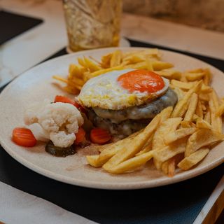 Duplo Hamburguer em prato com batata