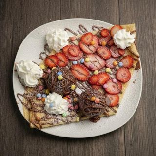 Crepe com calda, fruta e duas bolas de açaí