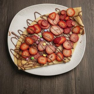 Crepe com calda e fruta