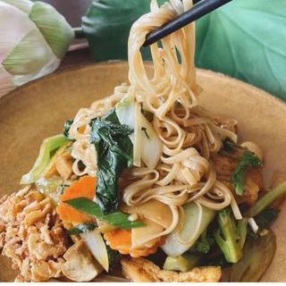 Fried rice noodles with tofu