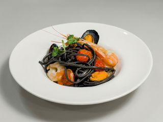 Linguini Negro de Camarão e Frutos do Mar