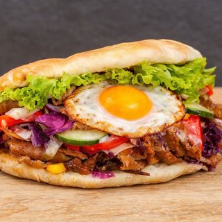 pita kebab com ovo