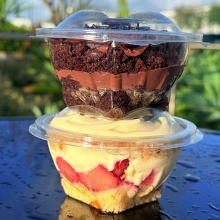 Bolo no pote ( chocolate / Rafaello/ surpresa de morango/pudim )