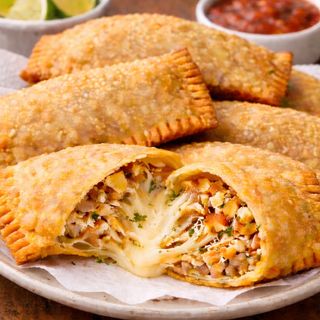 Pastel de Frango com Queijo